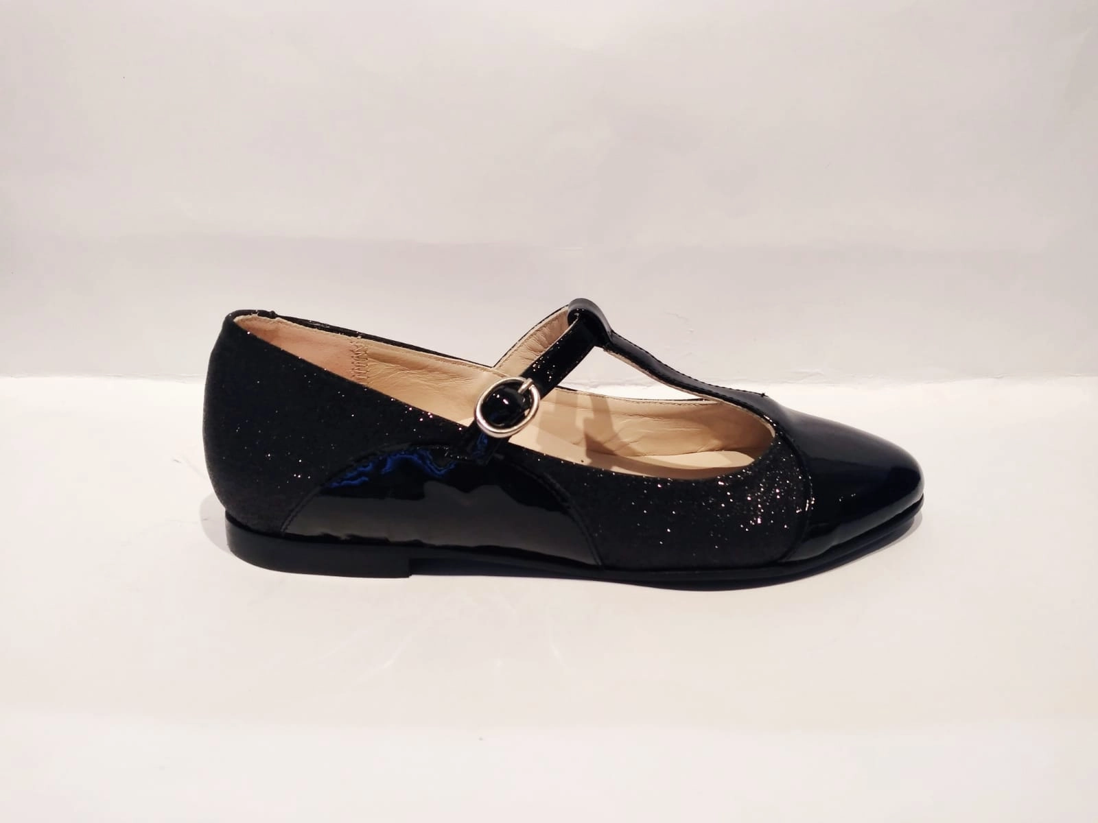 Beberlis Girls Black Patent Leather Glitter Design T-Strap