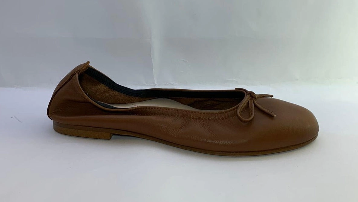 Beberlis Womans Cathay Tan Cuero Leather Elastic Back Flats