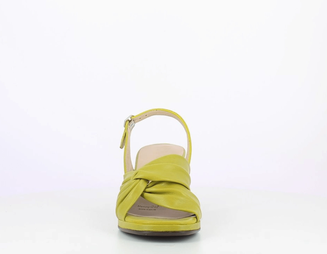 F8202 Twist Apple Block Heel